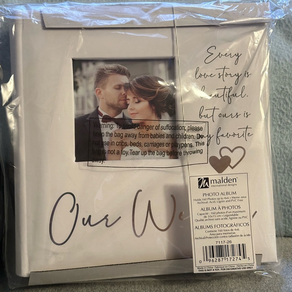 Wedding book for sale. Fits 160 photos that are 4x6. Brand new never used